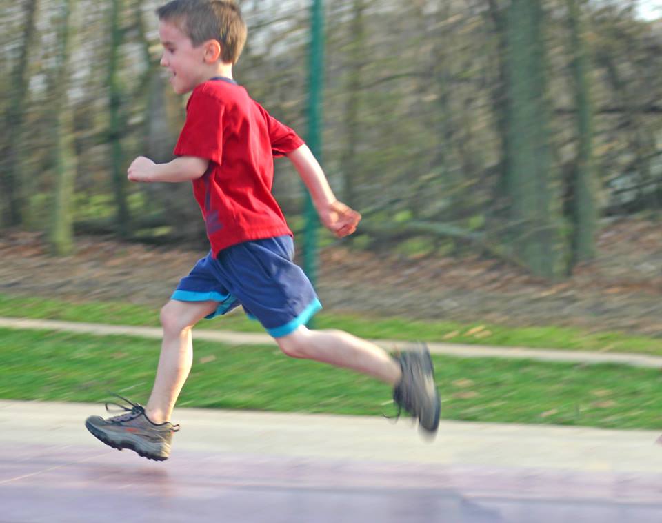 Бежит скорее в школу. Дети бегут. Мальчик бежит. Мальчик убегает. Дети бегают.